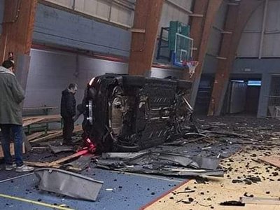 В польоті проломив стіну спортзалу, де займалися діти: в Бельгії футболіст став учасником шокуючої аварії (Відео)