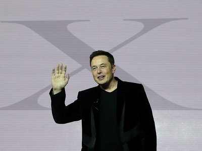 Tesla просить повернути авто: у вантажівок компанії Ілона Маска відмовляє гальмо