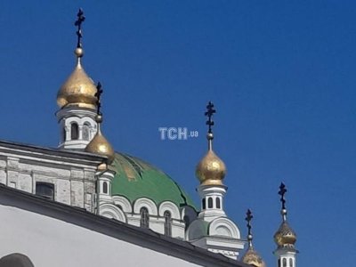 У Лаврі на Трапезному храмі почорніли хрести – фото