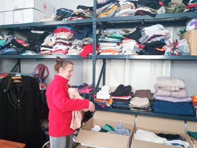 На Буковині відкрили центри, де можна безкоштовно взяти одяг людям у скруті: адреси