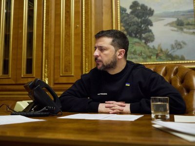 Зеленський провів годинну телефону розмову з Макроном