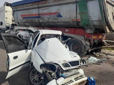 Водій легковика влетів під фуру: у смертельній аварії на Одещині загинули двоє людей