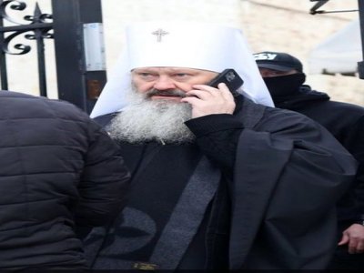 Митрополит ЦПУ МП Павло засвітив шарф Louis Vuitton за 16 000 грн та iPhone 14