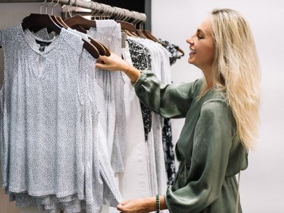 Як одягатися жінкам за 40, щоб виглядати молодше: поради стиліста