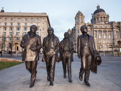 Статуї The Beatles одягнули в українські вишиванки. Фото