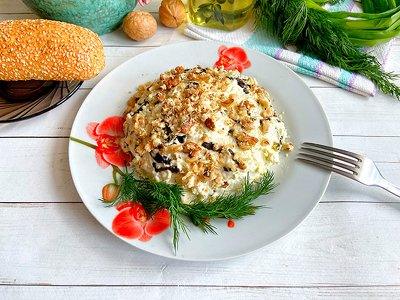 Святковий, ніжний та дуже смачний салат з куркою та горіхами