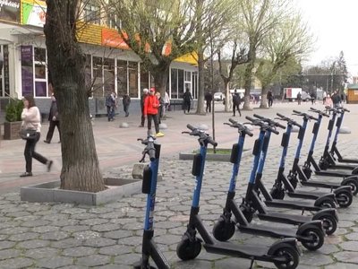 До Луцька повернувся прокат самокатів: ціни та правила. Відео