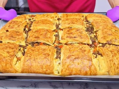 Соковитий та смачний листковий пиріг з фаршем