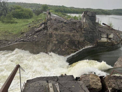 Росіяни зруйнували греблю Карлівського водосховища на Донеччині. Під загрозою підтоплення три селища