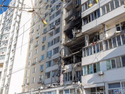 Як на відновленні знищених Росією будинків заробляють проросійські олігархи