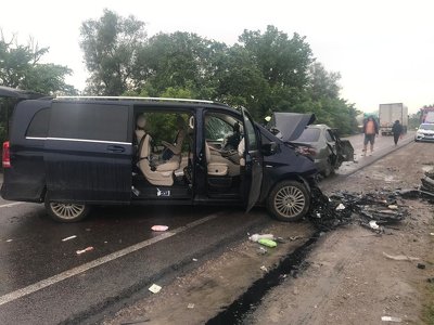 Один водій загинув, іншого разом з сім’єю госпіталізували: на трасі Одеса-Рені сталась жахлива ДТП за участю легковика та мікроавтобуса