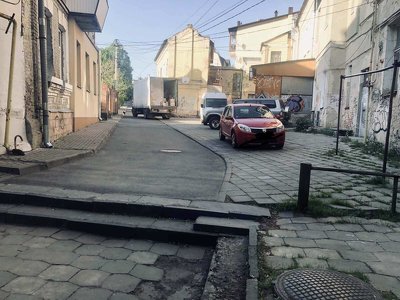 Лучани нарікають на несвідомих власників авто на вулиці П'ятницька Гірка (ФОТО)