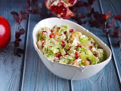 Салат із пекінської капусти з крабовими паличками та ананасом