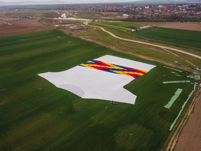 5000XL: до Книги рекордів Гіннеса потрапила гігантська футболка з перероблених пляшок