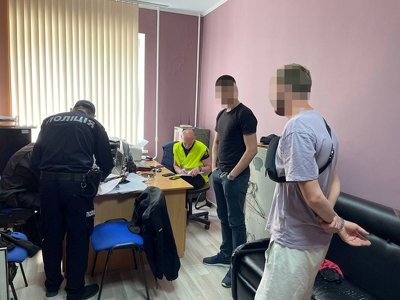 У Києві затримали двох чоловіків, які знімали роботу ППО під час російського удару