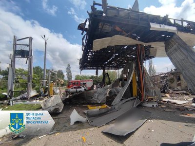 Російські окупанти скинули авіабомбу на АЗС у Торецьку