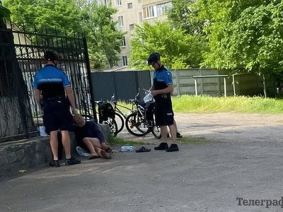 У Кременчуці велопатрульні рятували чоловіка, який показував перехожим прутня