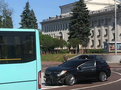 У центрі Чернігова автобус потрапив у ДТП (Фотофакт)