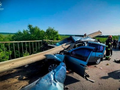 На Хмельниччині автівка зіткнулась з дорожнім відбійником – двоє людей загинули
