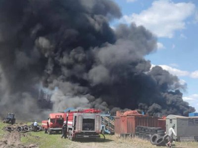 Під Києвом горять залишки шин та пластикових труб, пожежу локалізовано – ДСНС