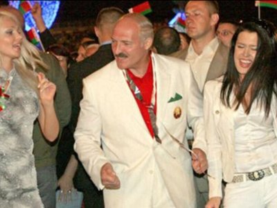 Поки жінка лукашенка доїла корову, «бацька» скакав по моделях