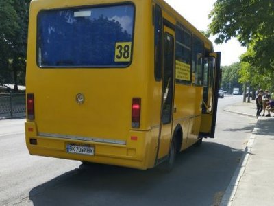 Розвелося вас тут: у Рівному водій маршрутки нагрубіянив матері загиблого Героя