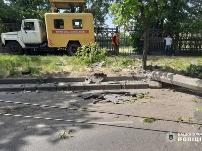 У Черкасах легковик наздогнав маршрутку, яка знесла стовп (ФОТО)