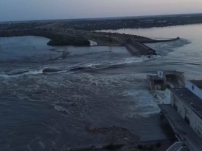 Російські окупанти підірвали Каховську ГЕС: зʼявилося відео руйнування греблі
