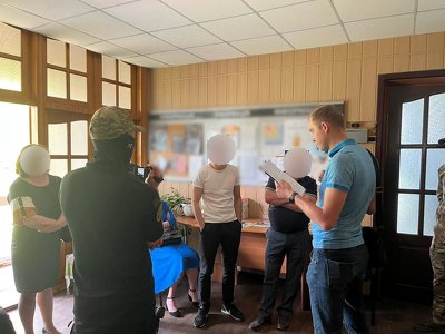 Посадовці селищної ради на Київщині погоріли на мільйонному хабарі – подробиці