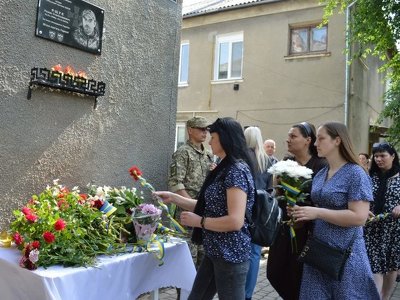 Залишилося дві доньки: на Буковині відкрили меморіальну дошку Роману Ящуку