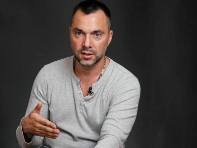 Арестович назвав дві причини підриву Каховської ГЕС