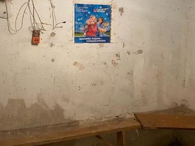 В одному із укриттів Києва на стіні висять ікони та агітаційний плакат «Партії регіонів» (фото)