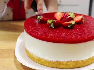 Гарний, апетитний та смачний йогуртовий торт з полуницею