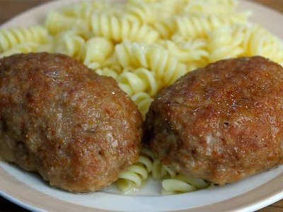 Улюблений рецепт котлет у духовці: всього один нюанс і вони виходять соковитіше і ніжніше за звичайні