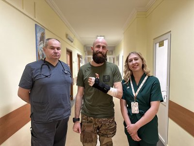 Захисник, якому відірвало пальці на руці після підриву на розтяжці, повернувся на фронт
