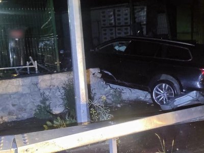 Водій автомобіля “Фольцваген” не врахував дорожню обстановку та врізався в огорожу з каменю на кільці в Тернополі