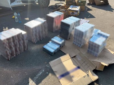 Поліцейські розшукують водія-порушника, який покинув автівку з цигарками та алкоголем невідомого походження (ФОТО)