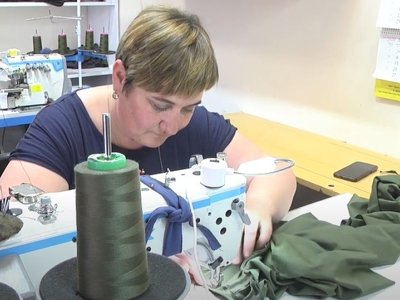 Однострої та шеврони шиють для ЗСУ волонтери у Вінниці