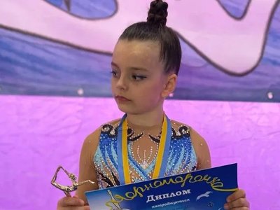 7-річна українська гімнастка, якій відірвало ногу російською ракетою, виграла перший турнір (фото, відео)
