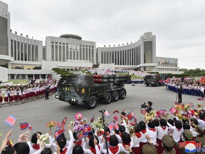 Піонери КНДР передали армії три реактивні системи залпового вогню (ФОТО)
