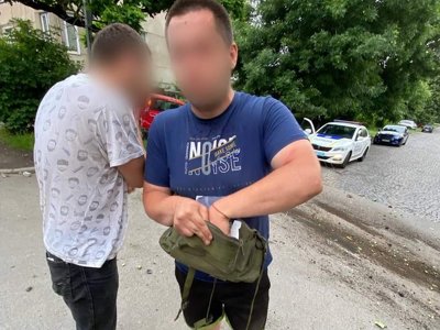 Ужгородські патрульні виявили нетверезого водія, який наїхав на дерево та пошкодив електроопору