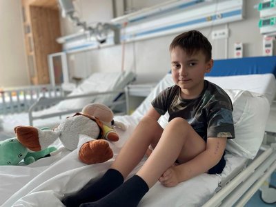В Охматдиті допомогли 7-річному хлопчику, якого покалічило уламками ракети