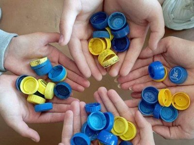 Кияни здають пластикові кришечки, щоб придбати безпілотники