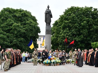 Востаннє повертається додому: Рогатинщина на колінах зустріла полеглого захисника (ФОТО)