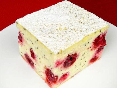 Все змішали і в духовку: смачна, ніжна та проста сирна запіканка з вишнею