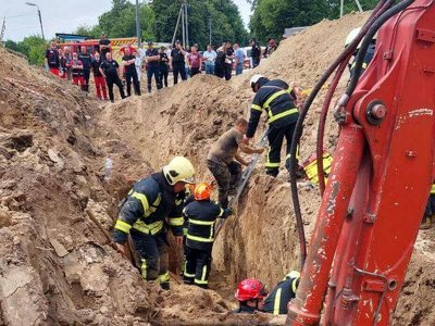 У Луцьку врятували 18-річного робітника, якого засипало землею