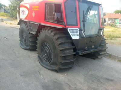 Окупанти знову обстріляли рятувальників у Херсоні: пошкоджено болотохід Богун та медичне авто