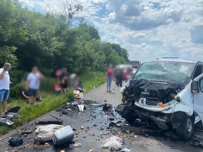 На трасі Київ-Одеса зіткнулися легковик і мінівен: двоє загиблих, серед 8 поранених - діти