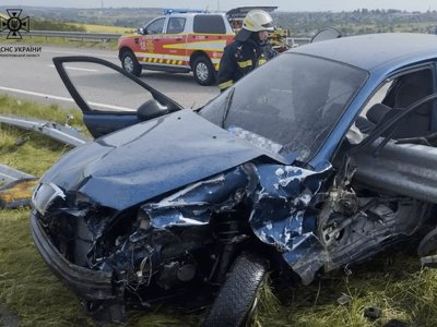 У Дніпровському районі автомобіль врізався у відбійник: є постраждалі (ФОТО)