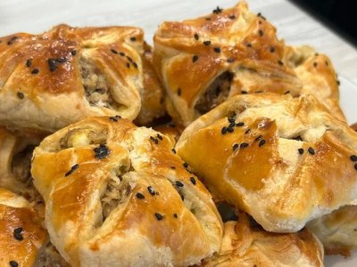 Смачна та швидка в приготуванні закуска з листкового тіста